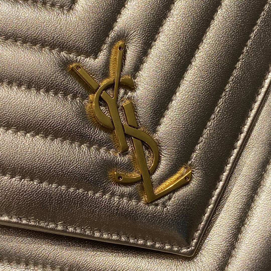 【￥1770】Joe backpack Y家最新“V”型绗缝双肩包 经典字母logo搭配金属五金 22×29×15cm